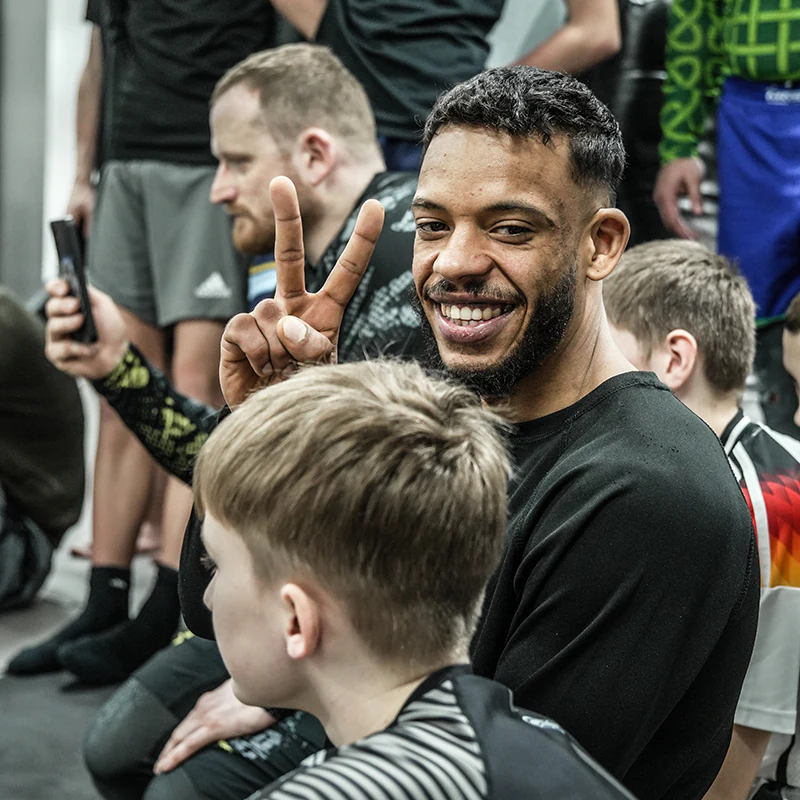 Ray, Head Coach von GYMRAY, mit Kindern beim Training in Bamberg