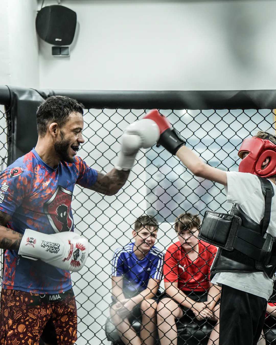 Kindergeburtstag in Bamberg: Kinder beim Boxtraining mit Trainer bei GYMRAY